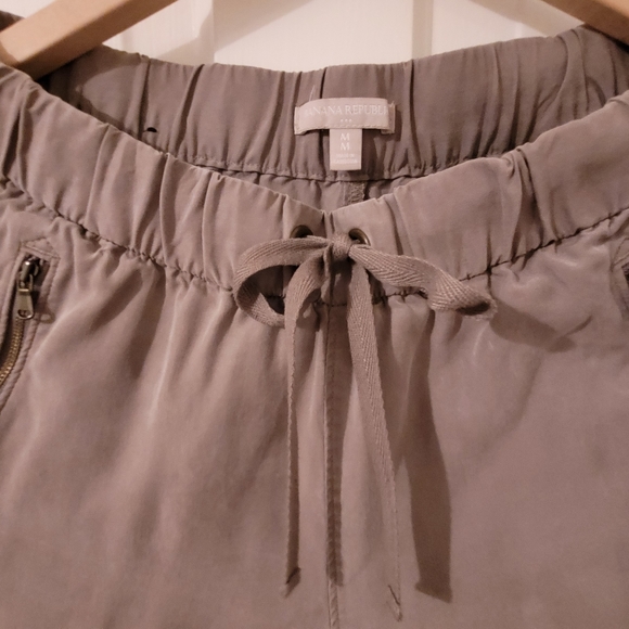 Banana Republic army green casual pant. Size M. - Picture 5 of 7